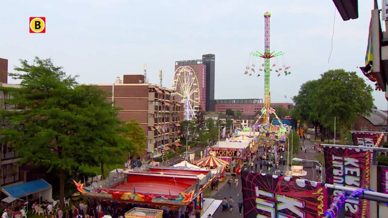 Het is een gezellige drukte voor de deur van de flats aan de Besterdring