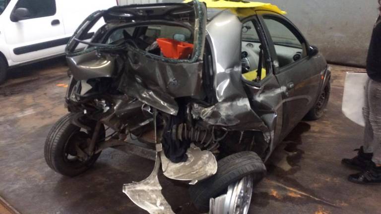 De auto van Danique na het ongeluk op de A59 bij Made. 