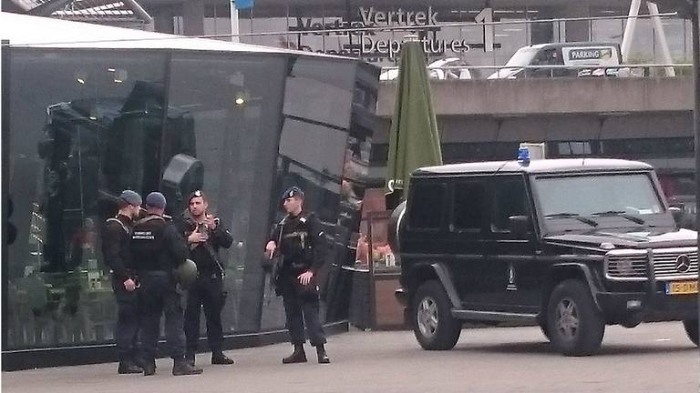 Marechaussee bij Schiphol. (Foto: Twitter Kelly Kooijman)