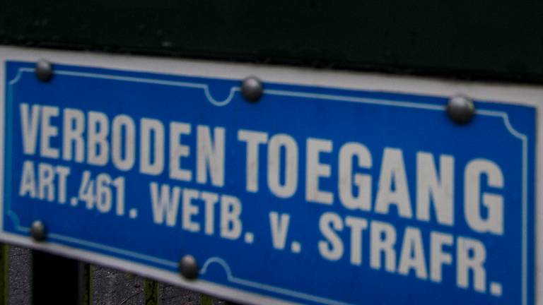 Avondklok in Groenewoudpark in Tilburg, verboden toegang ...