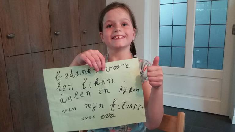 Eva (7) bedankt iedereen die haar filmpje op Facebook heeft bekeken. Foto: Familie