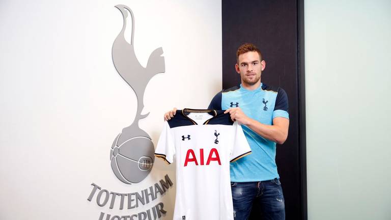 Vincent Janssen bij zijn presentatie bij Tottenham (Foto: Twitter @Spursofficial)