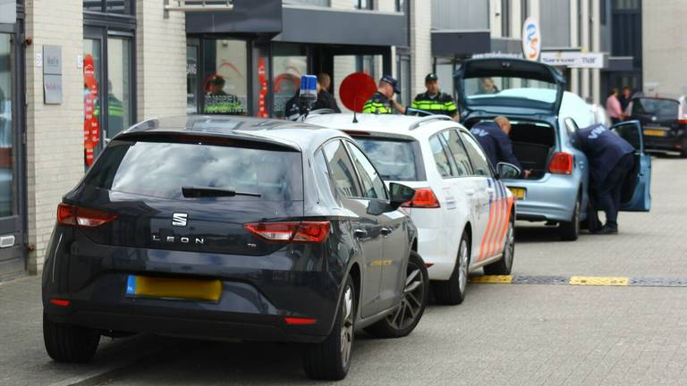 Een inval in een Tilburgs autoverhuurbedrijf. Foto: Koen Wouters/Stuve Fotografie