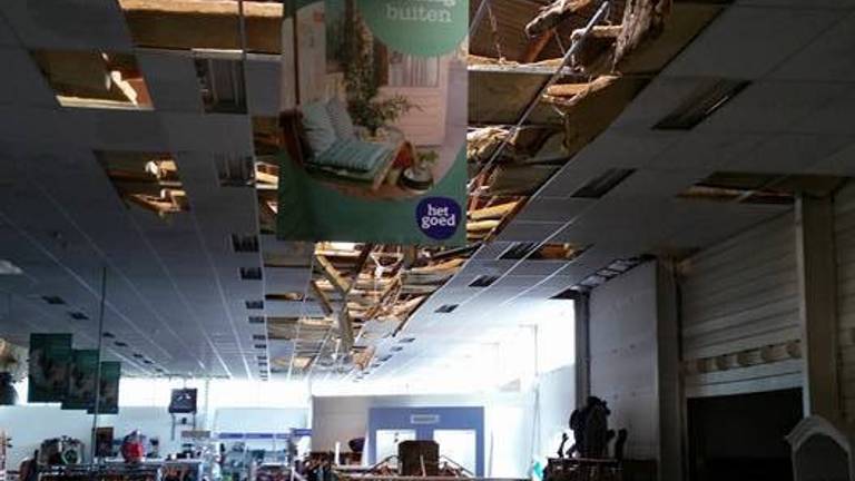De schade na het noodweer in de winkel in Valkenswaard (Foto: twitter Het Goed)