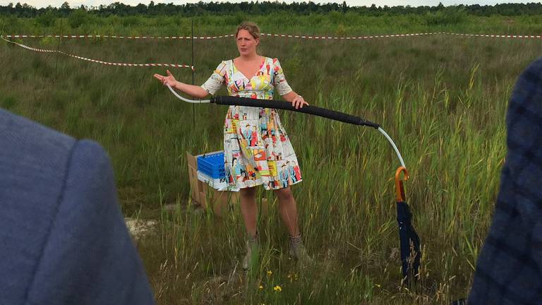 Marjolein Helder legt uit hoe de techniek werkt.