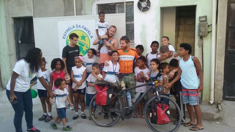 Mark Koelen met de kinderen van Estrela de Favela