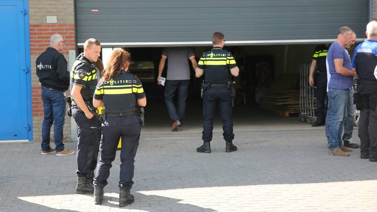 Een van de invallen was in de Meirestraat in Roosendaal. Foto: Christian Traets / SQ Vision