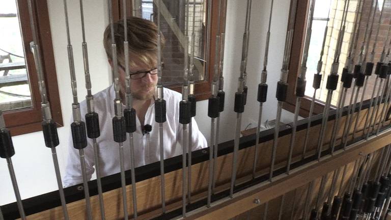 Beiaardier Breda speelt voor het eerst vanuit nieuwe kabine Grote Kerk