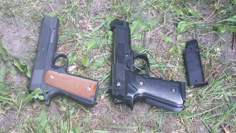 Deze wapens hadden de jongeren bij zich. (Foto: politie Roosendaal/Facebook)