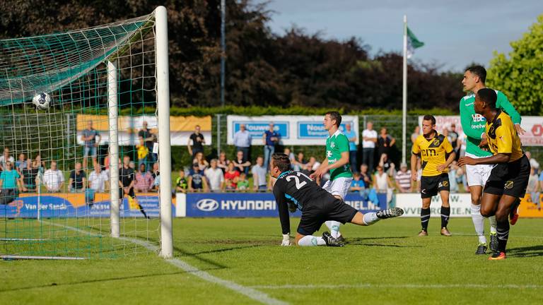 Adarabioyo scoort de 2-0 voor NAC Breda (foto: Marcel van Dorst / SQ Vision)