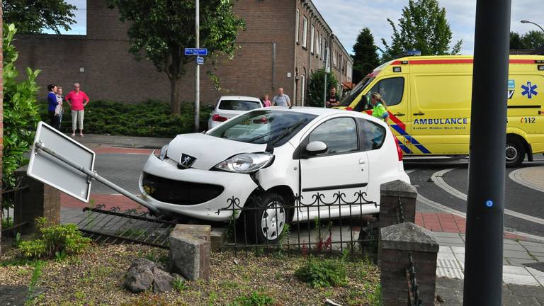 Eeen auto belandde in een voortuin (foto: Marvin Doreleijers / FPMB)