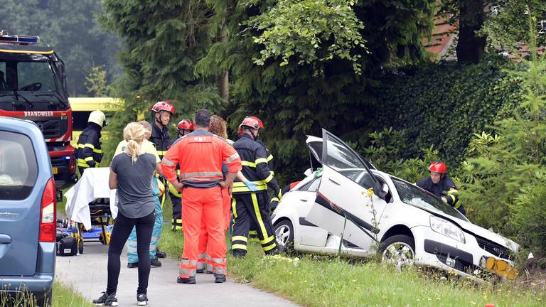 Een van de auto's die van de weg raakte (foto: Jack Brekelmans / BMS)