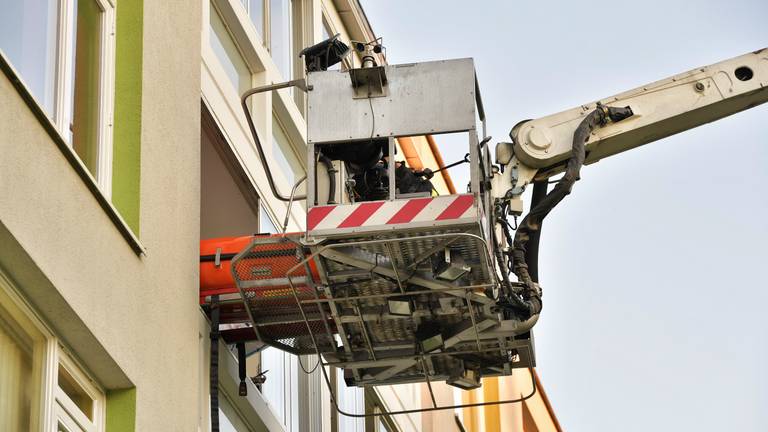 Een hoogwerker werd ingezet (foto: Jack Brekelmams / Persburo-bms)