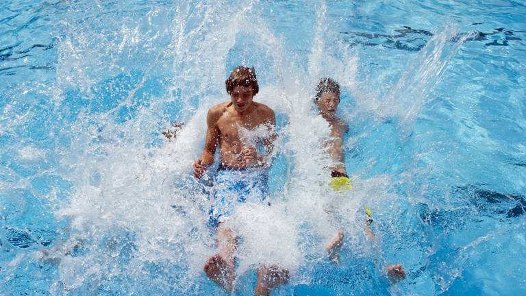 Splash! Houd het vooral woensdag weer lekker koel. (foto: ANP)