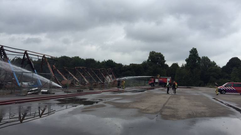 De brandweer was vrijdag nog uren lang aan het blussen in Helmond.