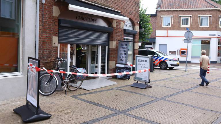 Gewapende overval op juwelier LeClocCaduc in Boxtel, medewerkster en klant bedreigd