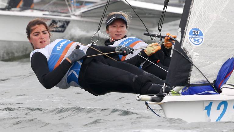 Annemiek Bekkering (rechts) en Annette Duetz voorlopig zevende (Foto: ANP)