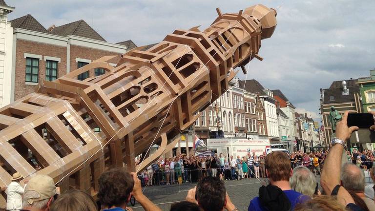 De toren valt om op de Markt. Foto: Twiiter/MartenvdMolen