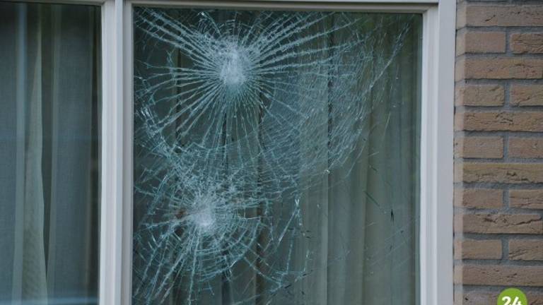 Het kapotte raam aan de Ambachten. (Foto: Heeze24.nl)