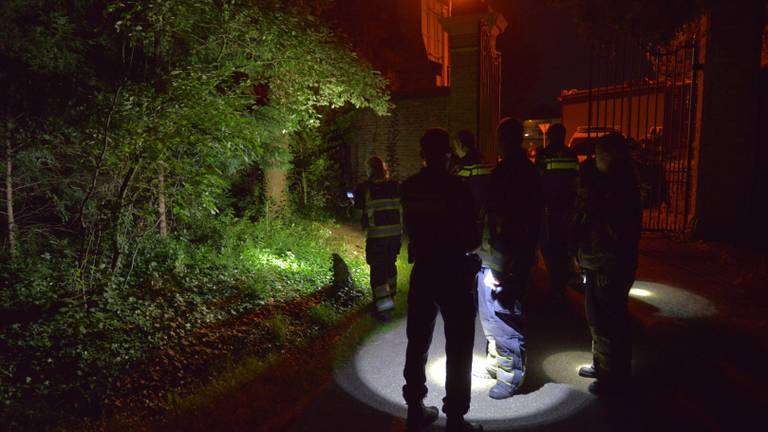Zoekactie naar verdachten rond kasteel. (foto: Sem van Rijssel/SQ Vision)