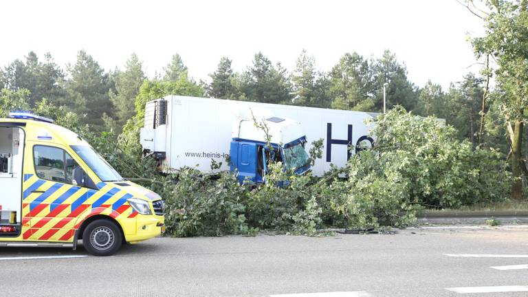 Vrachtwagen in de middenberm. (foto: SQ Vision)