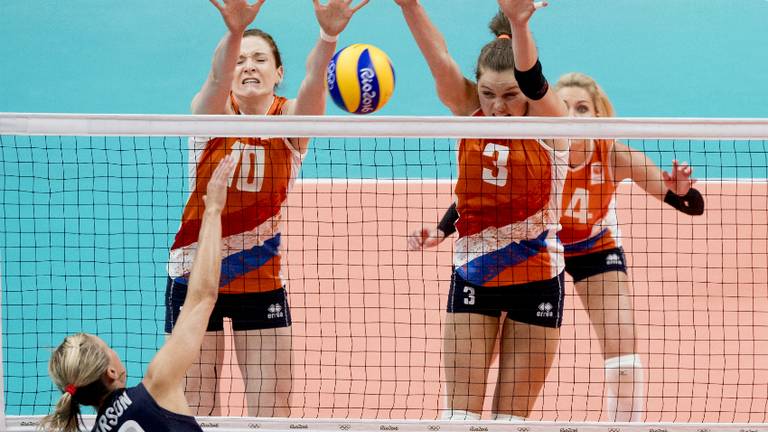 Yvon Beliën (foto, rechts) in actie voor Oranje. (Foto: ANP)