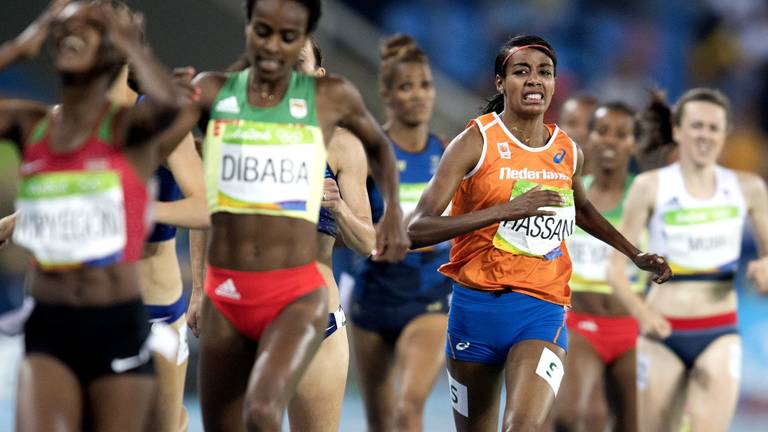 Sifan Hassan in actie op de 1500 meter finale op de Olympische Spelen van Rio (foto: ANP)