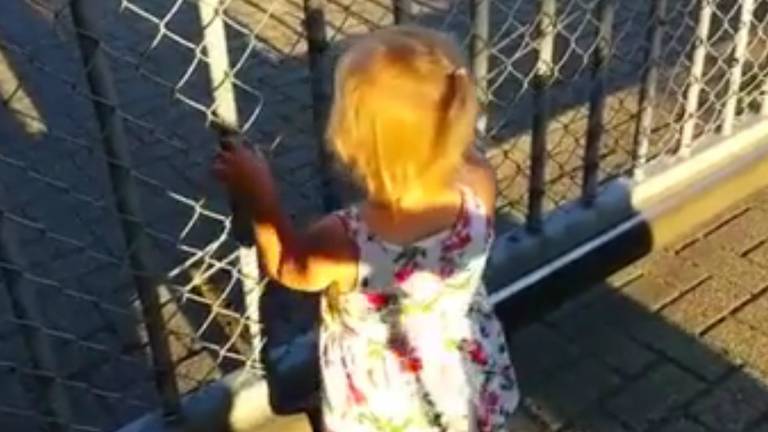 De tweejarige Meagan wilde graag knuffelen met agenten