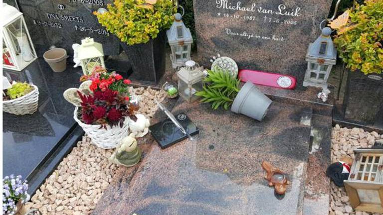 Er zit kaarsvet op het graf en spullen zijn omgegooid. (Foto: Facebook Eveline van Luik)