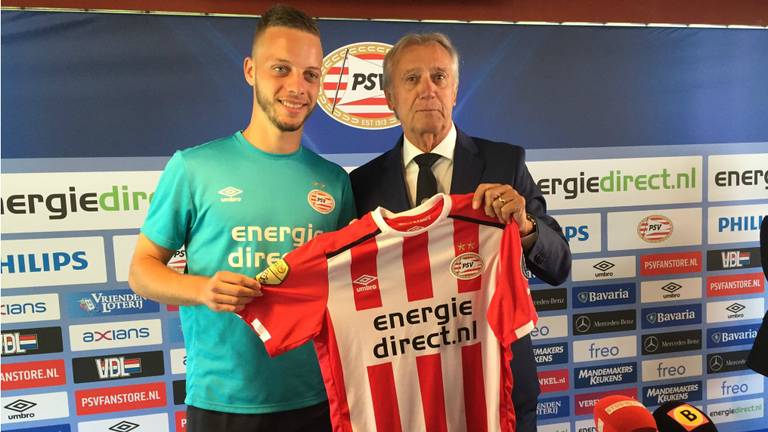 Willy van der Kuijlen overhandigt Ramselaar zijn shirt. (Foto: Paul Post)