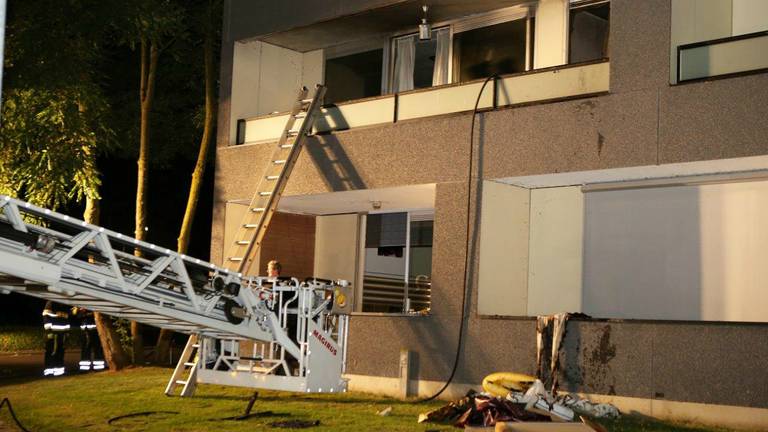 Het appartement brandde helemaal uit. (Foto: Bart Meesters/Meesters Multi Media)