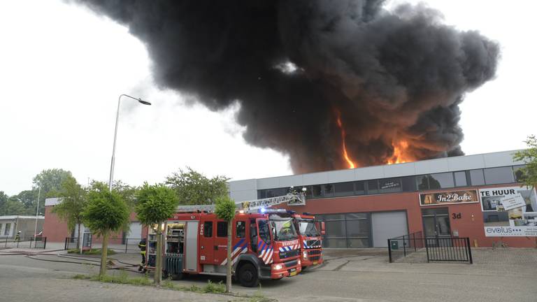 Brand bij bedrijfsgebouw (foto: Tom van der Put / SQ Vision)