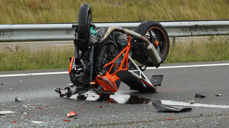 De motorrijder is gewond naar het ziekenhuis gebracht. Foto: Martijn van Bijnen / FPMB