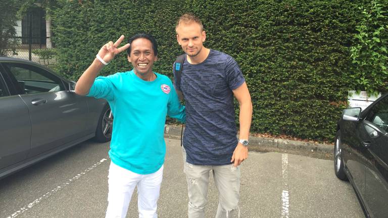 Siem de Jong met een PSV-fan op De Herdgang (foto: Robby Ilham / Twitter) 