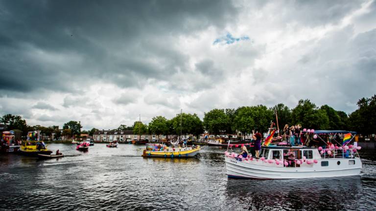 De eerste T-Pride vaart de Tilburgse haven binnen (Foto: Jesse van Kalmthout)