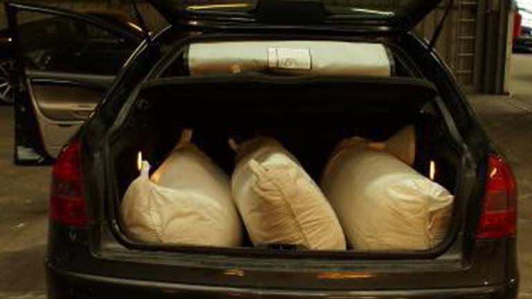 Deze zakken met apaan lagen in de auto. (Foto: Facebook/Koninklijke Marechaussee)