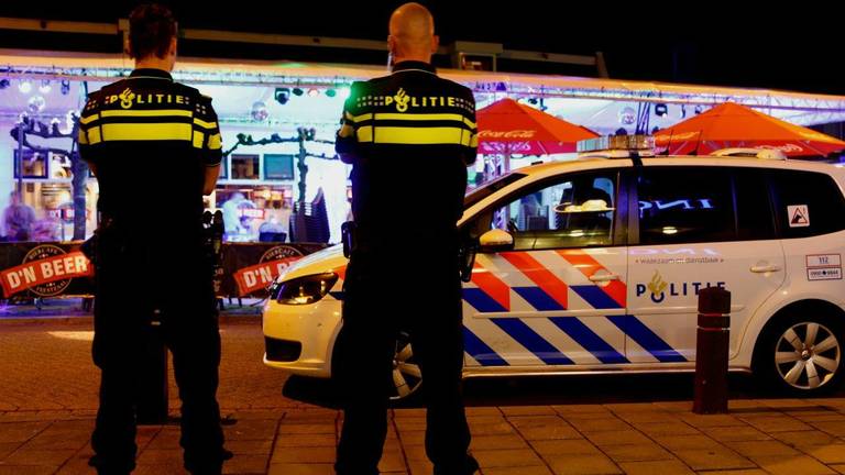 De politie kwam naar het café om de rust te herstellen. (Foto: Bart Meesters/Meesters Multi Media)