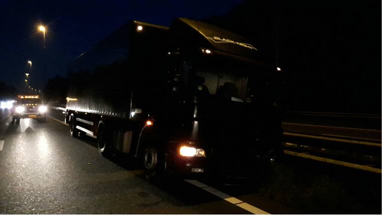 Vanwege het ongeluk werden twee rijstroken afgesloten. (Saskia Kusters/SK-Media)