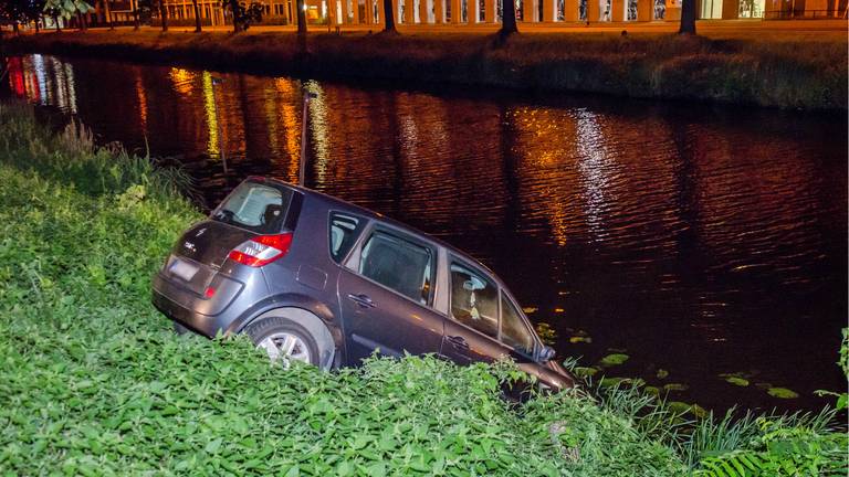 De auto kwam precies aan de waterkant tot stilstand. (Foto: Luuk Koenen/SQ Vision)