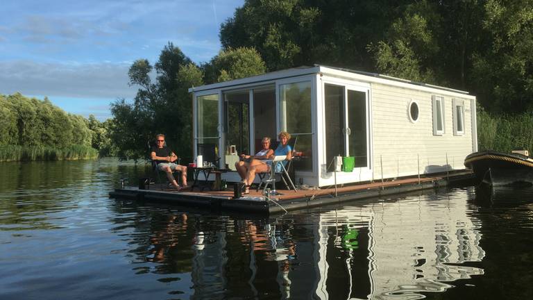 Zo vieren we anno 2016 vakantie in de Biesbosch; in een huisje óp het water