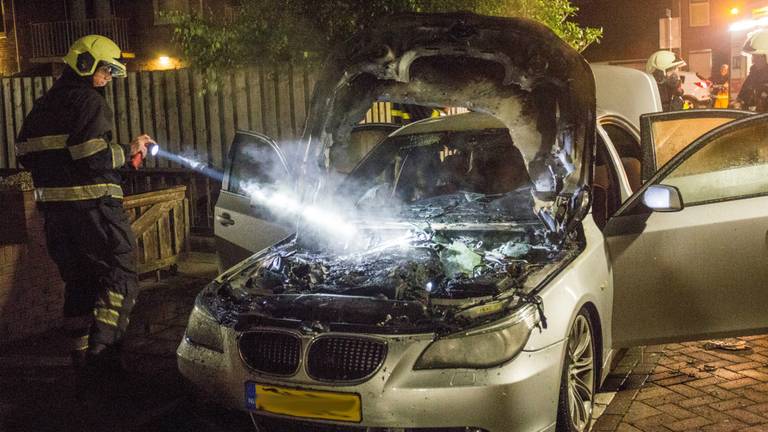 Brandweer blust BMW (foto: Alexander Vingerhoeds / Obscura-foto)