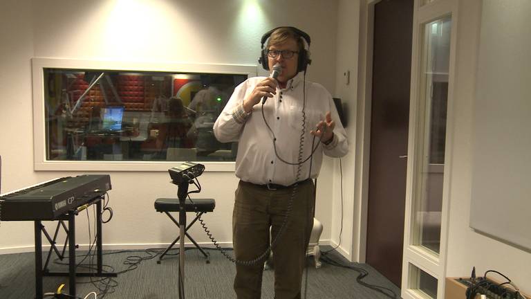 Benno van Vugt in de studio van Omroep Brabant