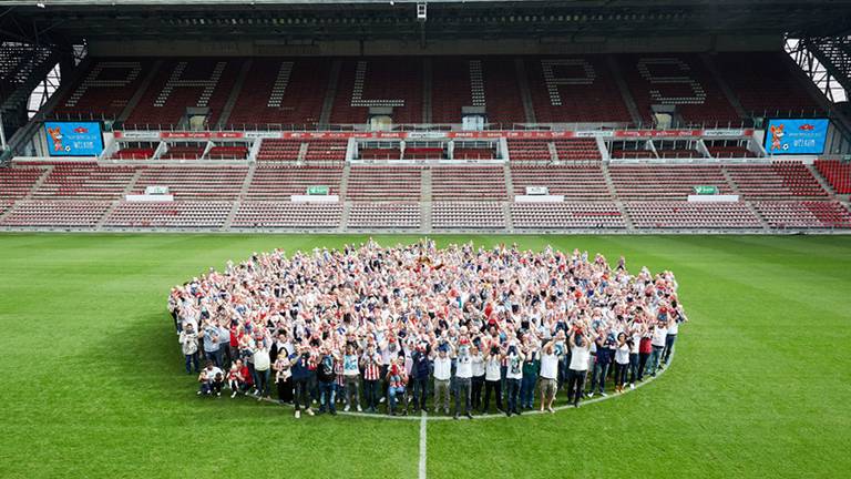 Zeshonderd baby's op de foto met Phoxy. (Foto: PSV)