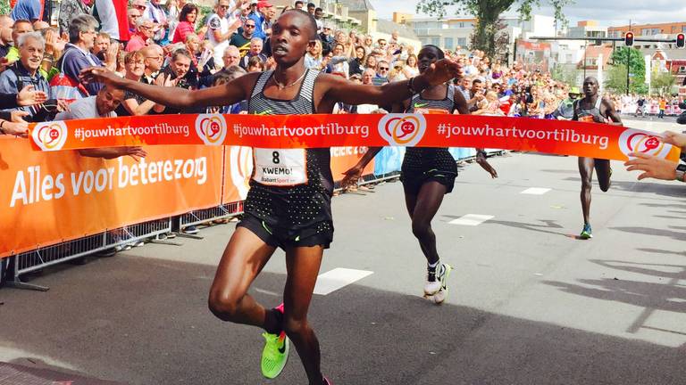 Rodgers Kwemoi wint de Tilburg Ten MIiles van 2016 (foto: organisatie).