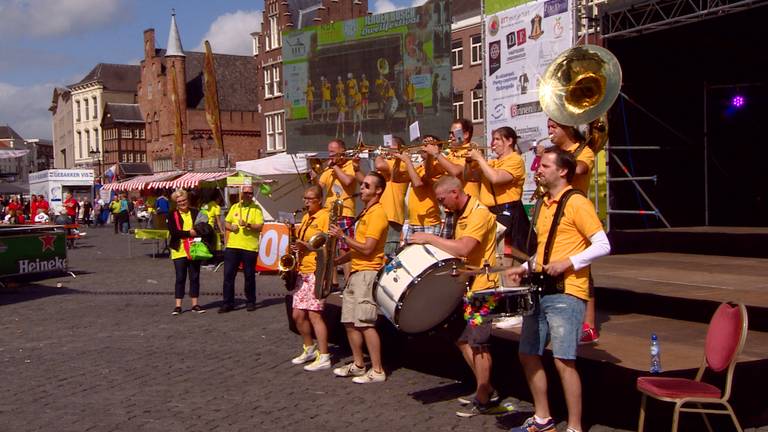 Dweilorkesten op de Markt in Den Bosch