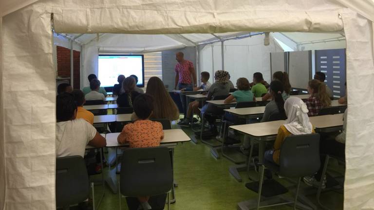 Groep 8 van De Regenboog kreeg een aantal weken les in een partytent. (Archieffoto)