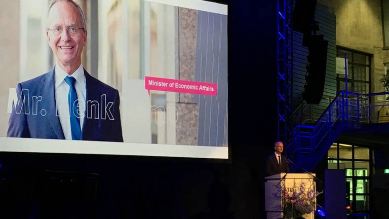 Minister Henk Kamp tijdens zijn toespraak (foto: Sid van der Linden).