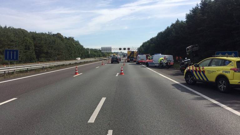Het ongeval op de A12 bij Arnhem (foto: Twitter)