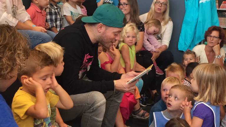 Rapper Gers Pardoel leest verhalen voor in bibliotheek Breda