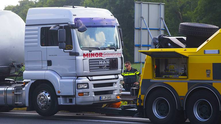 Deze tankwagen beschadigde de vangrail (foto: Sander van Gils/SQ Vision)